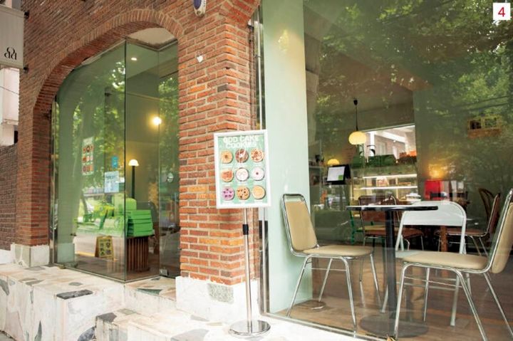 4･5.70年代のティーンの部屋をイメージしたという店内はガーリーで乙女心を刺激。毎日新しいケーキが登場するので何度でも通いたい。