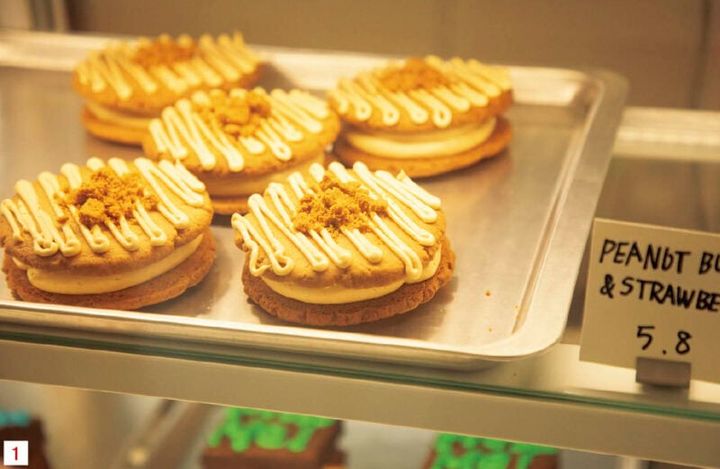 1.韓国の家庭でよく食べるピーナッツバターとストロベリーを組み合わせたクッキーサンド（₩5,800）。