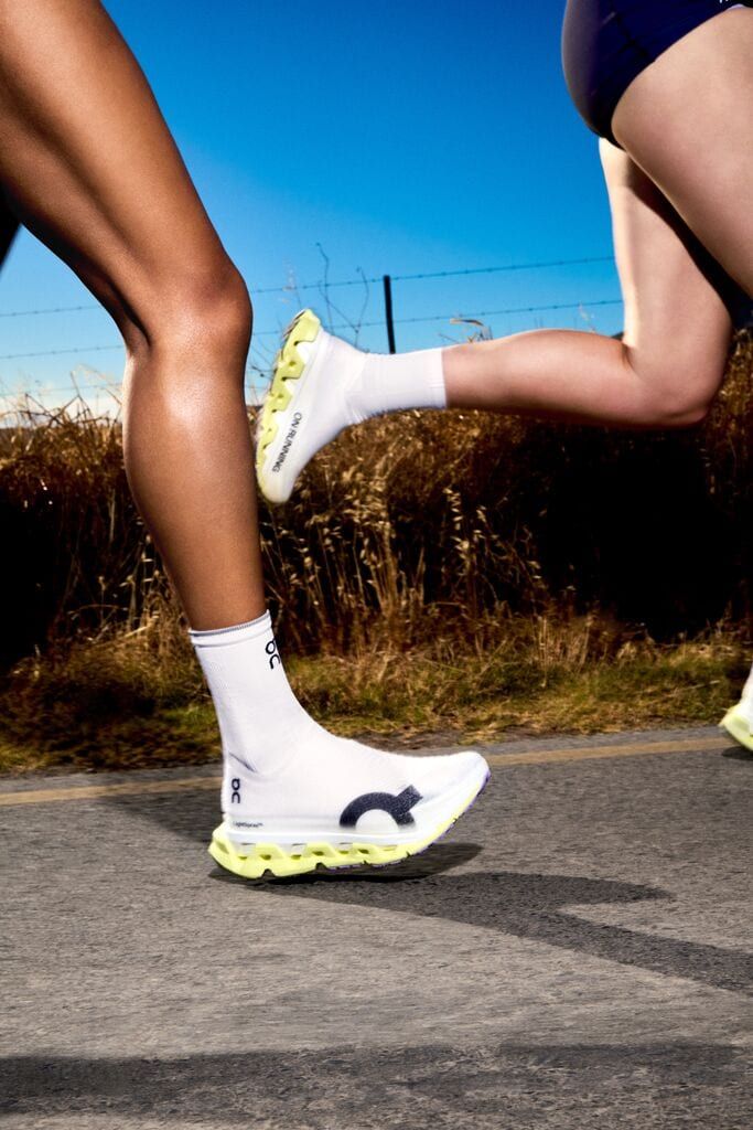 本作は、超軽量アッパーとHelion HFハイパーフォームを組み合わせた最新モデル。長距離ランやテンポ走に向けた一足となっていて、Cloudmonsterコレクション最高峰のレスポンスとクッション性を誇るCloudmonster 3 Hyperをさらに進化させたモデルとなっている。