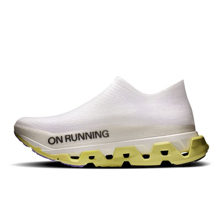 構成は、1つのアッパー、2つのミッドソールパーツ、5つのラバーパーツによる、わずか8パーツ。重量は205g（メンズ26.5cm）で、ミニマルな構造によって環境負荷の低減にもつなげている。