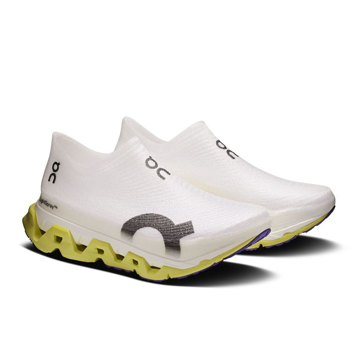 注目は、Onの革新技術「LightSpray」アッパーを採用している点。快適な履き心地を保ちながら、コレクション最軽量を実現している。