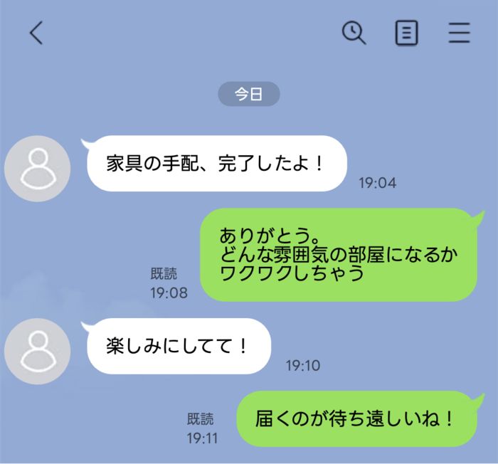 Mobile chat screen in blue theme showing a conversation about furniture: white bubbles from the other person say '家具の手配、完了したよ！' and '楽しみにしてて！'; green bubbles from you say 'ありがとう。どんな雰囲気の部屋になるかワクワクしちゃう' and '届くのが待ち遠しいね！'; a 今日 badge centered, and top-right icons for search and menu.