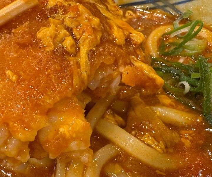 ガツンと旨辛なトマたまカレーに浸して食べれば、そのコク深い味わいが、海老カツの旨味をより引き立ててくれます