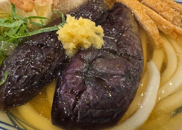 噛めばとろっとした茄子の食感と甘みが口いっぱいに広がります