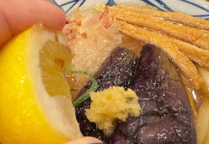 トッピングの大根おろしやレモンも絞って混ぜ合わせれば、夏の暑さを吹き飛ばすはどさらに清涼感のある仕上がりに！