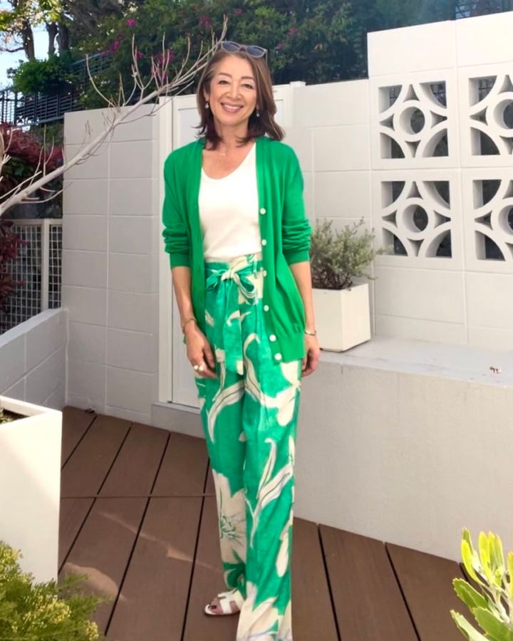 中道さん_グリーンの花柄パンツコーデ