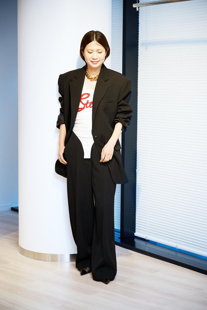 画像: 【ステラ マッカートニー×H&M】コレクション ジャケット¥29,999、ボディスーツ¥3,999、パンツ¥14,999、ネックレス¥9,999 www2.hm.com