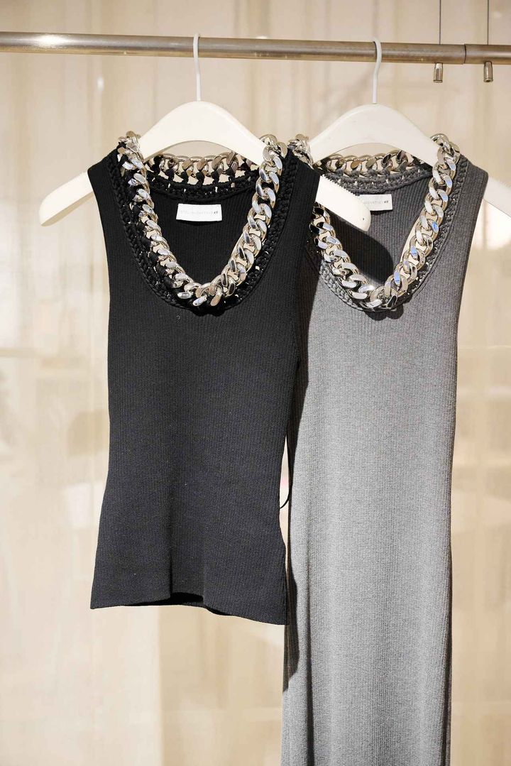 画像: 【ステラ マッカートニー×H&M】コレクション 左：ノースリーブトップス¥16,999、右：ワンピース¥24,999 www2.hm.com