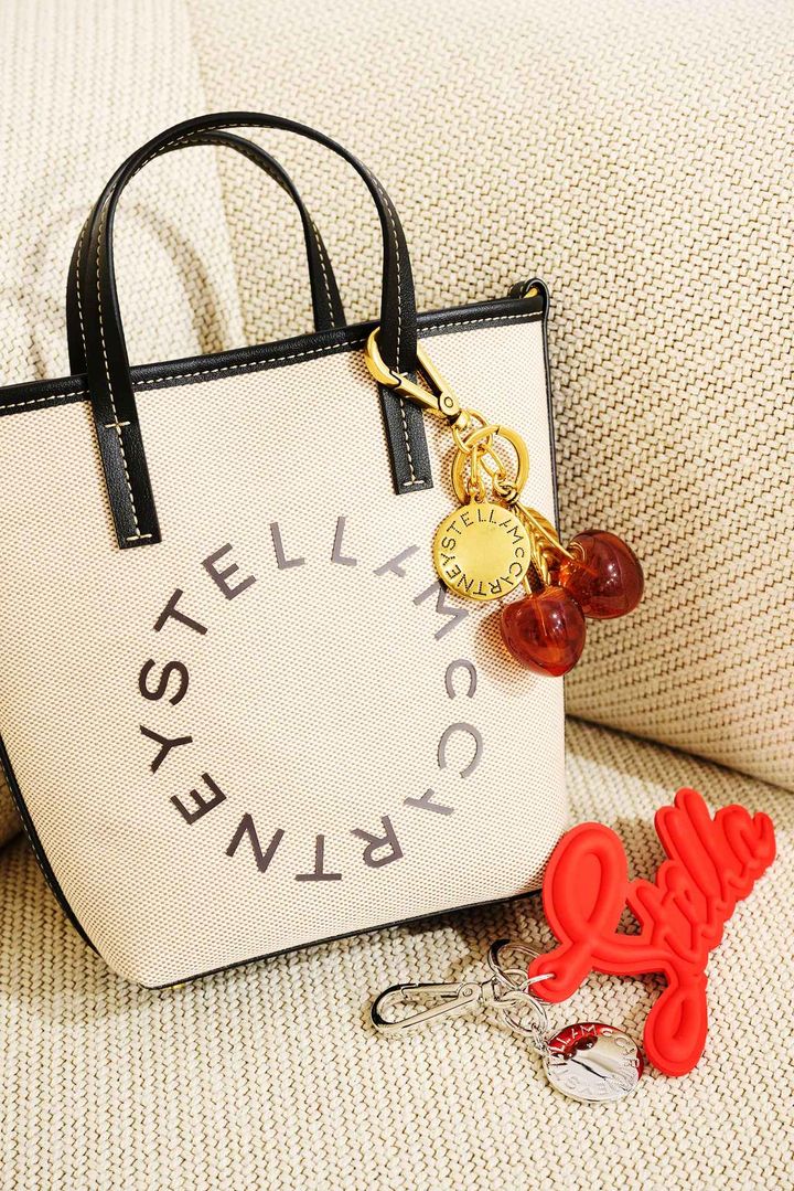 画像: 【ステラ マッカートニー×H&M】コレクション 左上から：ロゴバッグ（小）¥9,999、チェリーモチーフチャーム¥5,499、ロゴチャーム¥3,999 www2.hm.com