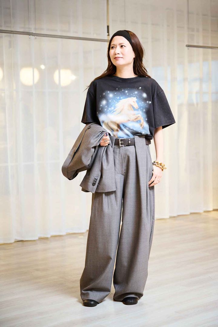 画像: 【ステラ マッカートニー×H&M】コレクション Tシャツ¥4,999、パンツ¥16,999、手に持ったジャケット¥32,999、ベルト¥7,999、ブレスレット¥9,999、シューズ¥19,999 www2.hm.com