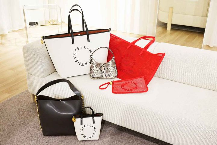 画像: 【ステラ マッカートニー×H&M】コレクション 左上から時計回りに：ロゴバッグ（大）¥16,999、パイソン柄バッグ¥14,999、赤メッシュバッグ¥12,999、赤メッシュクラッチバッグ¥6,999、ロゴバッグ（小）¥9,999、黒バッグ¥24,999 www2.hm.com