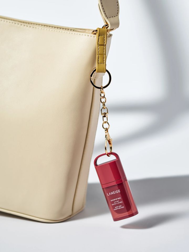 ラネージュ ジュースポップボックスリップティント、ラネージュのチャームコスメ、チャームコスメをバッグにつけた画像