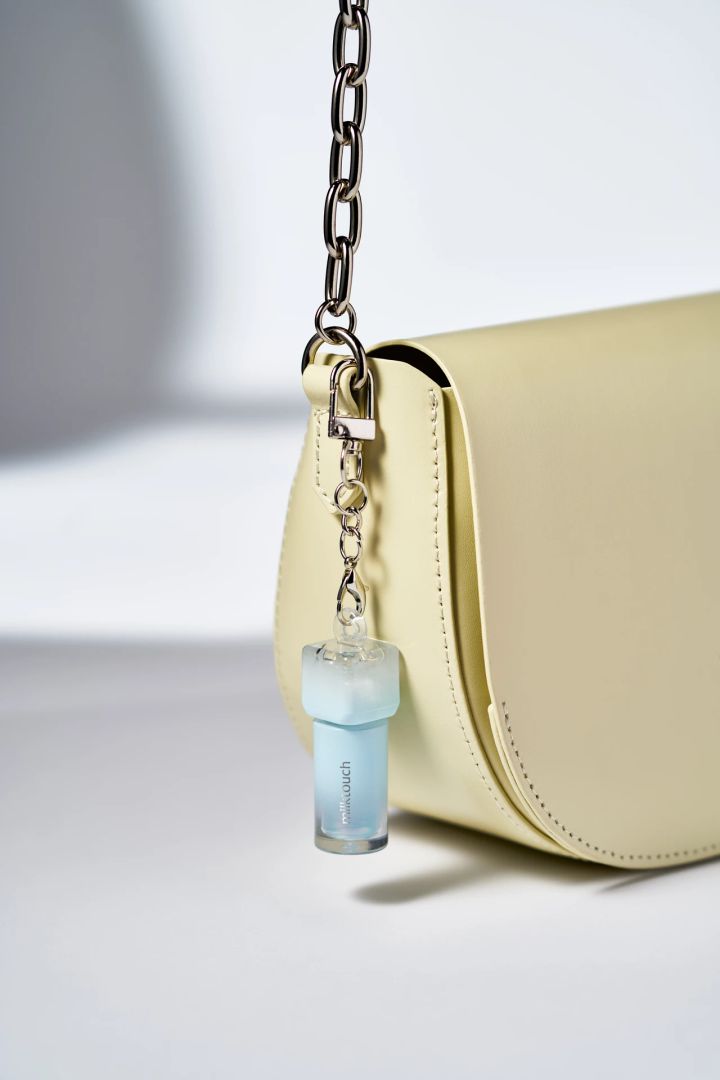 ミルクタッチ デューステインシアーオーロラグロス、ミルクタッチのチャームコスメ、チャームコスメをバッグにつけた画像