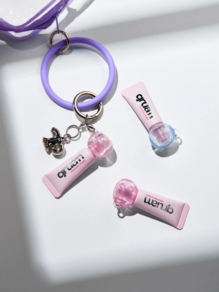 キュルアム カラーデイリップマスク、キュルアムのチャームコスメ、チャームコスメをバッグにつけた画像