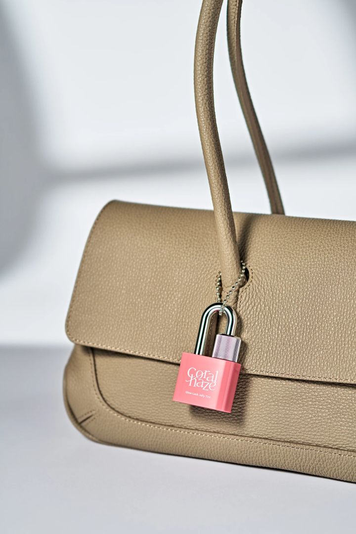 コーラルヘイズ グロウロックゼリーティント、コーラルヘイズのチャームコスメ、チャームコスメをバッグにつけた画像