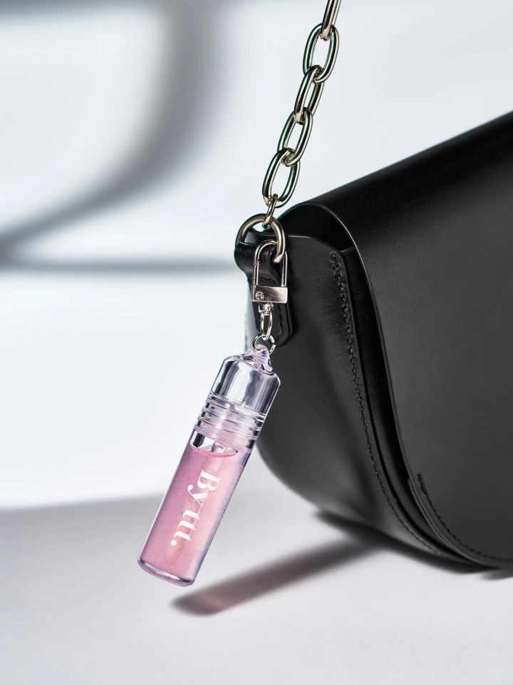 バイティースリー リップケアエッセンス ピリピリ、バイティースリーのチャームコスメ、チャームコスメをバッグにつけた画像