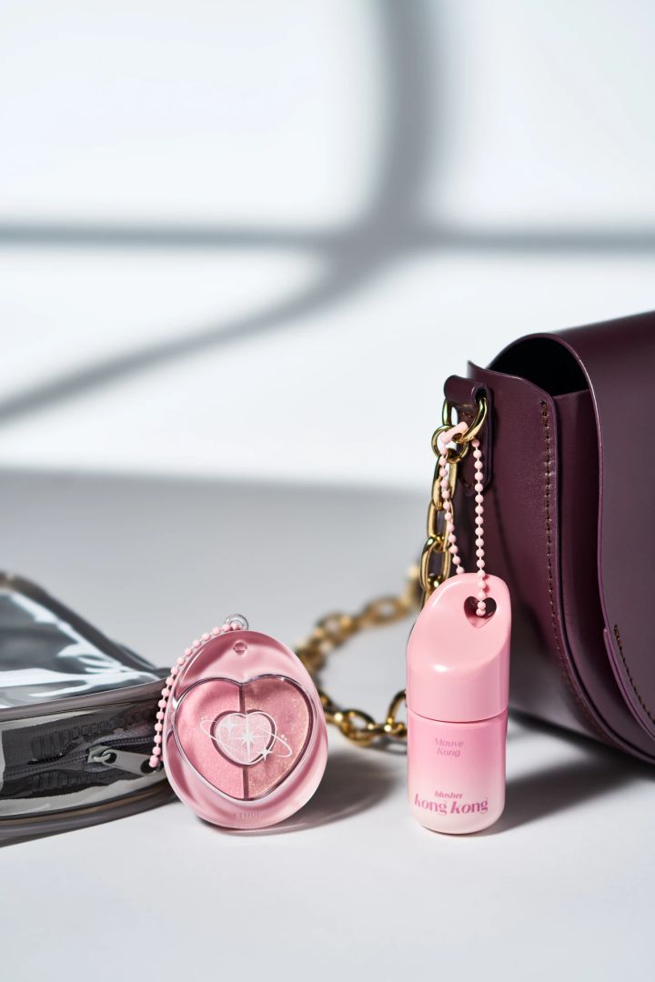 エチュード ぽよんアイメイカー、エチュード こんこんチーク、エチュードのチャームコスメ、チャームコスメをバッグにつけた画像