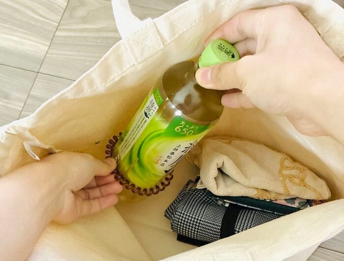 【もう倒れない】バッグの中で暴れるペットボトルに終止符！家にあるアレで専用ホルダーが作れる魔法の裏ワザ