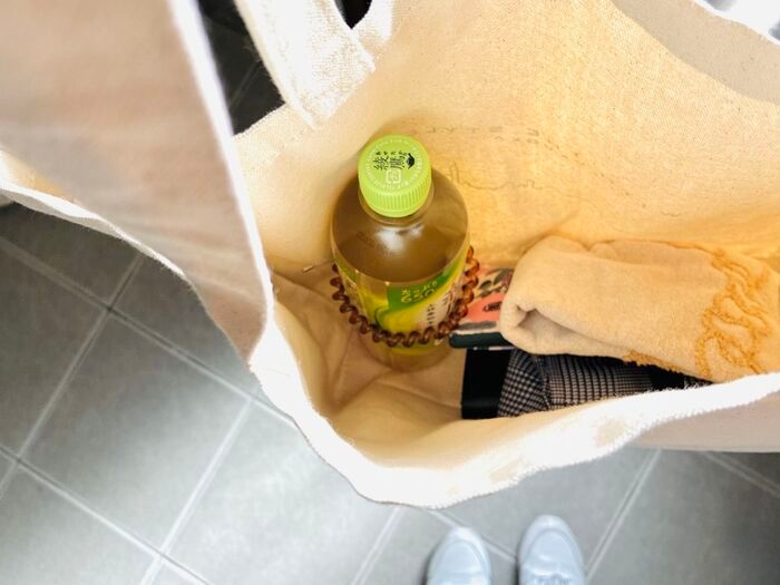 【もう倒れない】バッグの中で暴れるペットボトルに終止符！家にあるアレで専用ホルダーが作れる魔法の裏ワザ