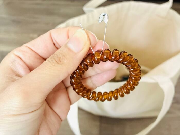 【もう倒れない】バッグの中で暴れるペットボトルに終止符！家にあるアレで専用ホルダーが作れる魔法の裏ワザ