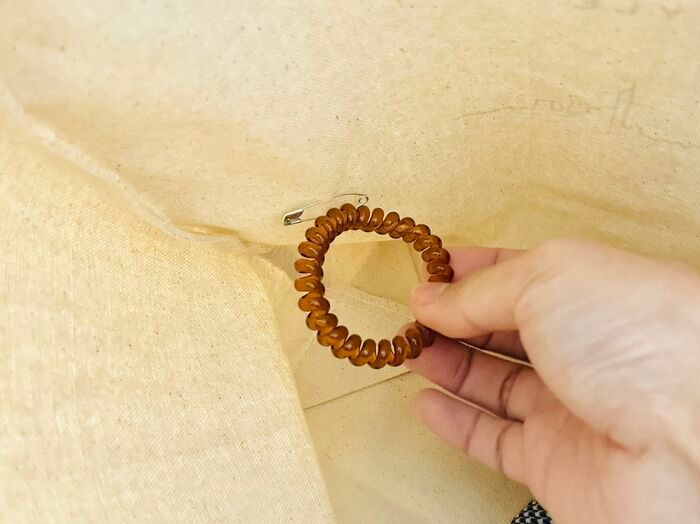 【もう倒れない】バッグの中で暴れるペットボトルに終止符！家にあるアレで専用ホルダーが作れる魔法の裏ワザ