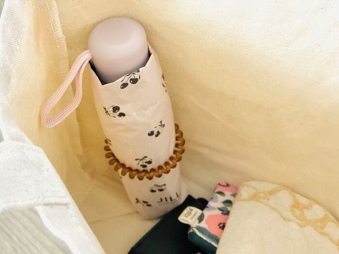 【もう倒れない】バッグの中で暴れるペットボトルに終止符！家にあるアレで専用ホルダーが作れる魔法の裏ワザ