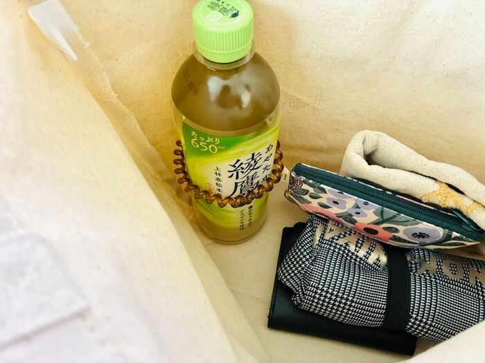 【もう倒れない】バッグの中で暴れるペットボトルに終止符！家にあるアレで専用ホルダーが作れる魔法の裏ワザ