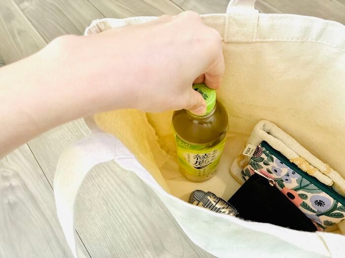 【もう倒れない】バッグの中で暴れるペットボトルに終止符！家にあるアレで専用ホルダーが作れる魔法の裏ワザ