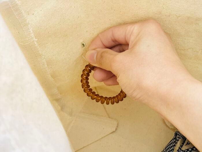 【もう倒れない】バッグの中で暴れるペットボトルに終止符！家にあるアレで専用ホルダーが作れる魔法の裏ワザ