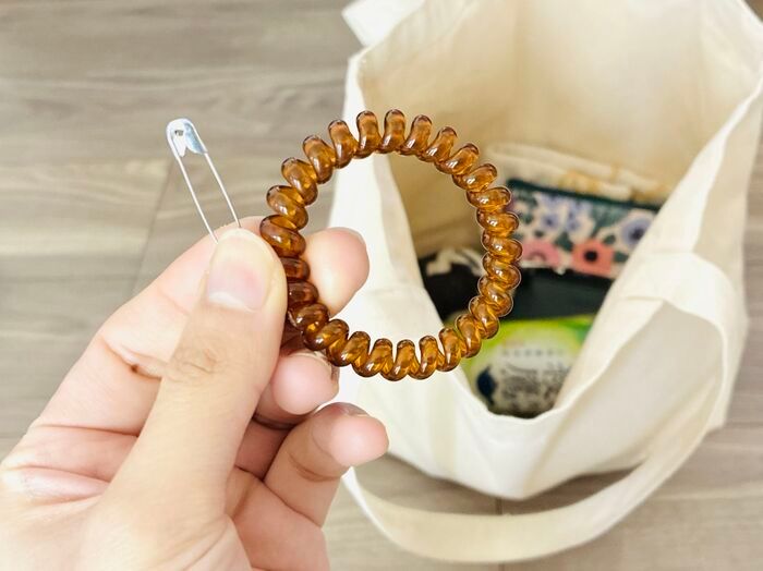 【もう倒れない】バッグの中で暴れるペットボトルに終止符！家にあるアレで専用ホルダーが作れる魔法の裏ワザ