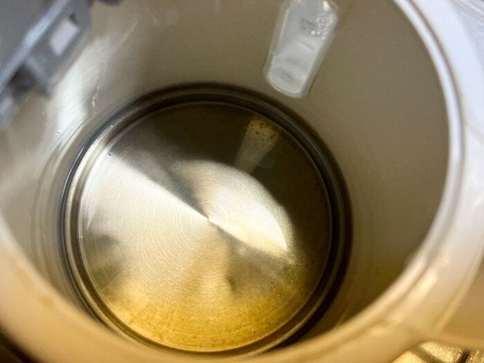 4年放置した『電気ケトル』が激変！ガチガチ水垢のもベタベタ汚れも→一発リセット掃除術♪