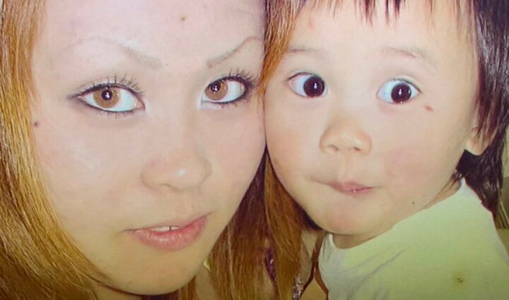 【写真・画像】18歳で出産。夫の浮気で産後半年でうつ病に…「風邪薬の瓶を母は一気に飲んでいた」長男がつぶやいた“壮絶すぎる幼少期の記憶” 1枚目