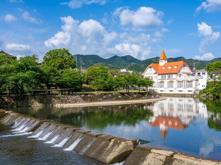 佐賀県嬉野市に位置する嬉野温泉は「日本三大美肌の湯」と称される名湯です。ナトリウムを多く含む重曹泉は、湯上がりの肌がつるつるになると評判です。1200年以上の歴史を誇る温泉街では、名物の「温泉湯どうふ」や特産の「嬉野茶」も楽しめます。