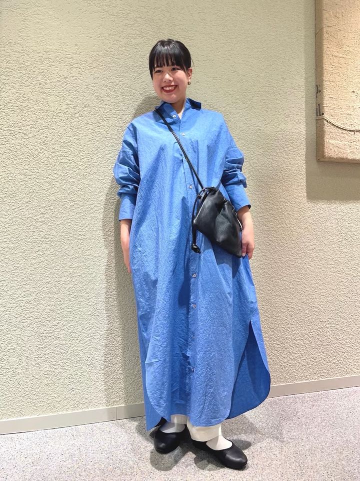 ブルーのロングシャツワンピで洗練カジュアル