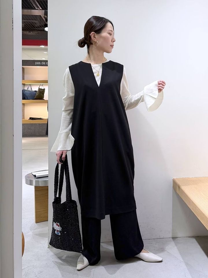 レイヤードもお任せなVネックワンピース