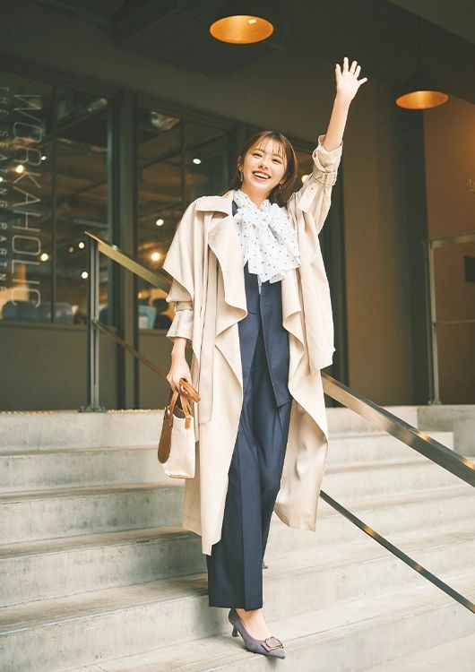 毎日コーデ 鈴木ゆうか トレンチコート マルチ2wayブラウス ジレ パンツ ボディバッグ モチーフ付きパンプス シルバーピアス