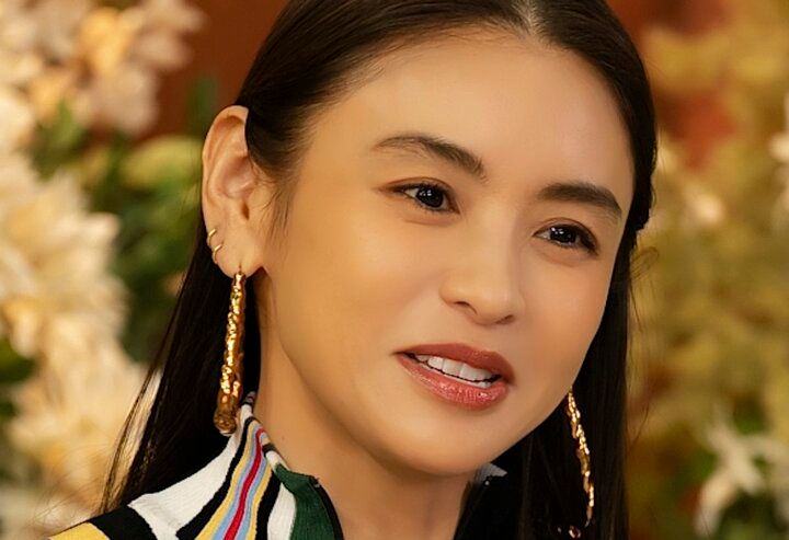 【写真・画像】3人の子供は全員イギリス留学・滝沢眞規子、“高身長”長男との2ショットを披露…現地の高校を卒業後の進路について明かす 1枚目