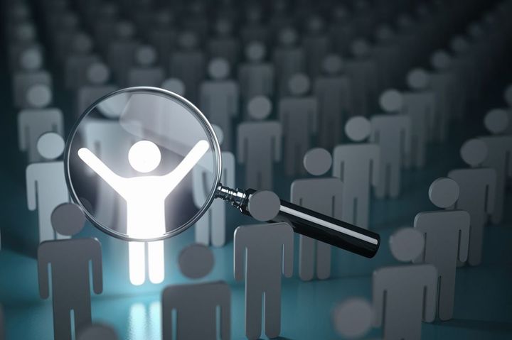 ルーペが沢山の人形の中で光る人形に合わさっている