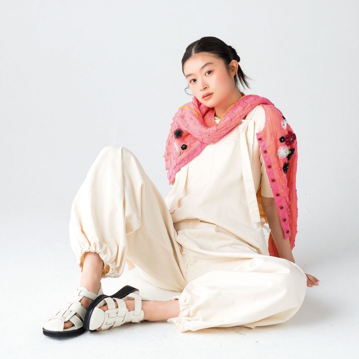 オールインワン ¥52,800（キタン TEL. 03-5785-6447） カーディガン ¥100,100（ヤンヤン／RHC ロンハーマン） トップス ¥18,000（Uhr／Uhr Online Store）