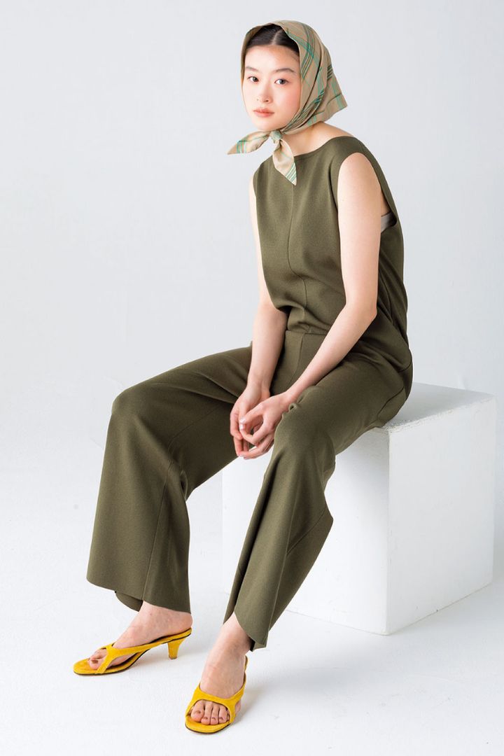 オールインワン ¥20,900（ビューティー＆ユース／ビューティー＆ユース ユナイテッドアローズ 丸の内店 TEL. 03-6212-1500） スカーフ ¥13,200（メゾンドリリス／ジャーナルスタンダード レリューム ルミネ新宿店 TEL. 03-5909-4675） サンダル ¥46,200（ジェーン スミス／ジョン メイソン スミス ジェーン スミスストア TEL. 03-5738-7721）