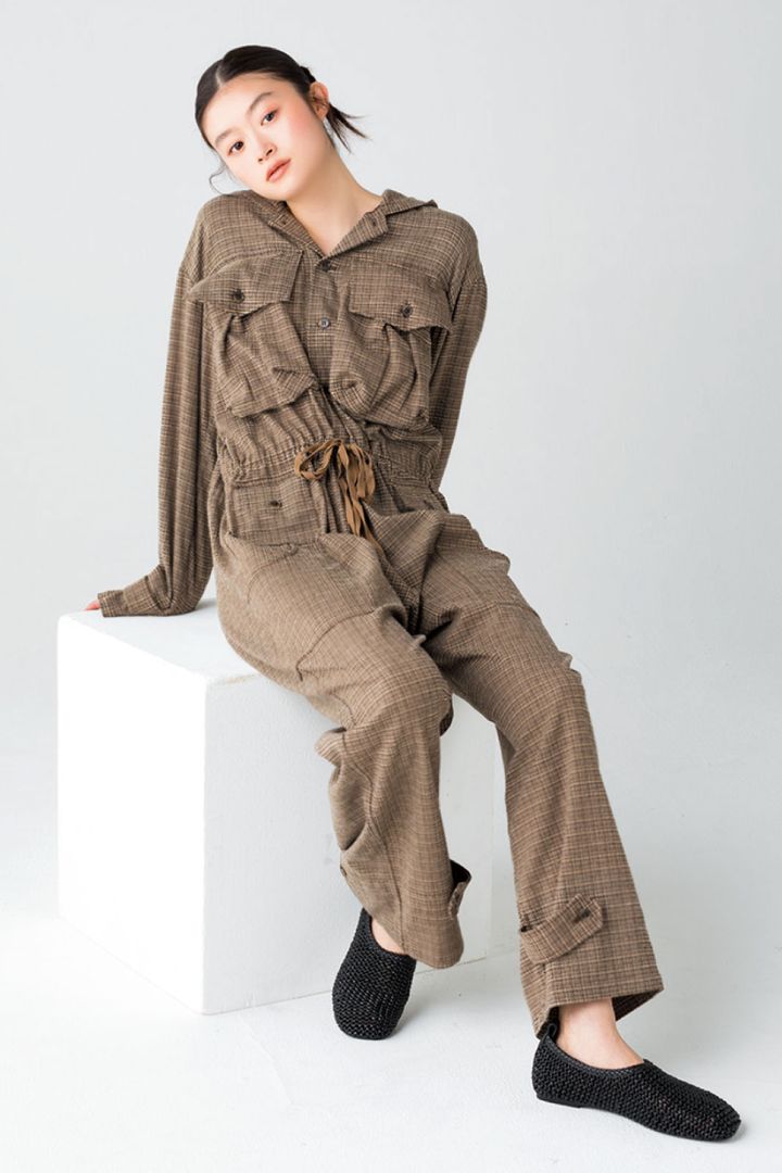 オールインワン ¥55,000（Uhr／Uhr Online Store https://uhr-onlinestore.com） シューズ ¥31,000（モリーニ／ジャック・オブ・オール・トレーズ プレスルーム TEL. 03-3401-5001）