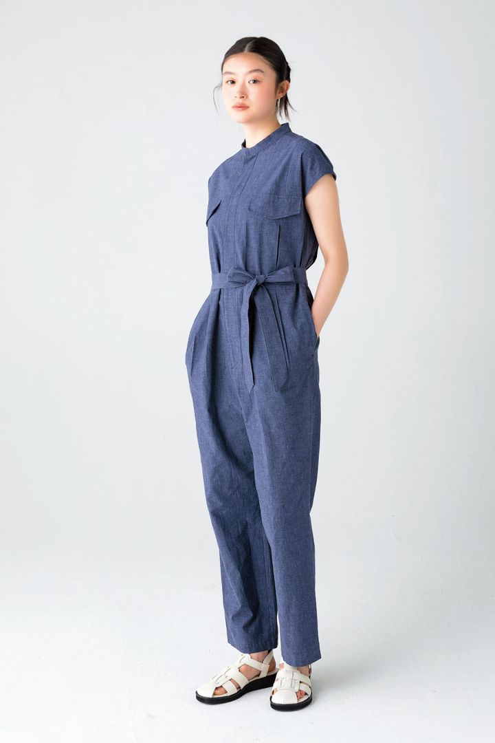 オールインワン ¥42,900（ティッカ ticca.jp） シューズ ¥33,000（オデットエ オディール／オデット エオディール 新宿店 TEL. 050-8893-4165）