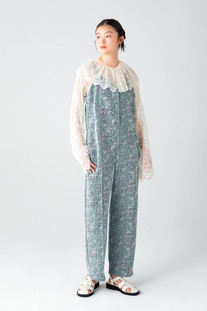 オールインワン ¥61,600（フミエタナカ／ドール TEL. 03-4361-8240） ブラウス ¥28,000（Uhr／Uhr Online Store）