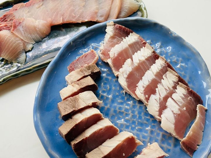 サクを購入し、そのままお刺身に、お湯に入れて湯霜造り