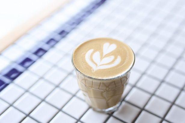 エスプレッソとミルクが1:1の、スペイン風ラテ・コルタード500円。ビターな香味と共に広がる、甘い余韻と香りが華やか