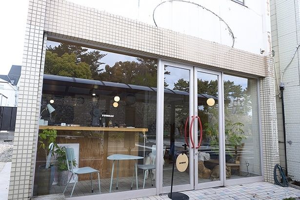 元弁当店の跡地を改装。全面ガラス張りの店構えは、通りからも目を引く