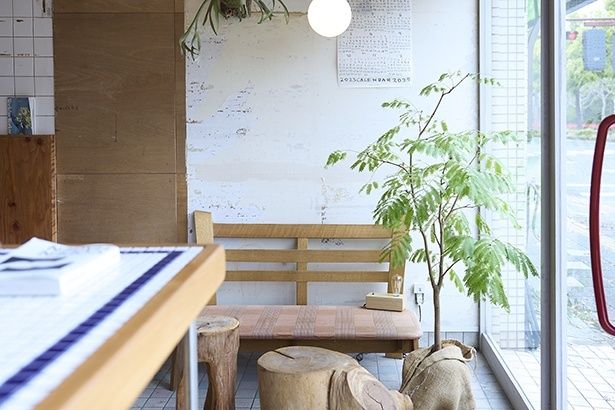 明るい窓際のベンチは、開放感たっぷり