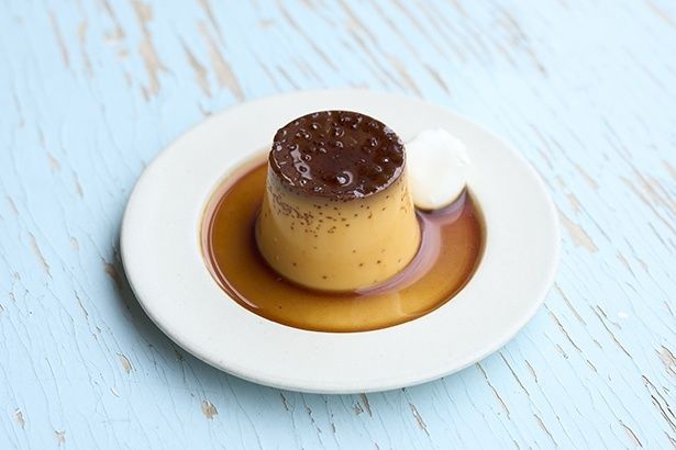 つるんと滑らかな、かたーいプリン550円。玉子のコクのある甘味があとを引く