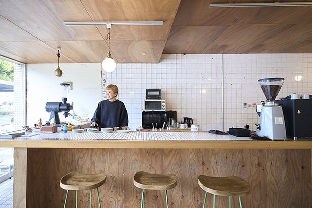 木目とタイルの風合いを生かしたカウンターは店の顔 