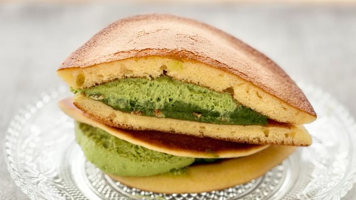 2層の抹茶が上品で美味【セブン】の新作和菓子は大人にこそ食べてほしい